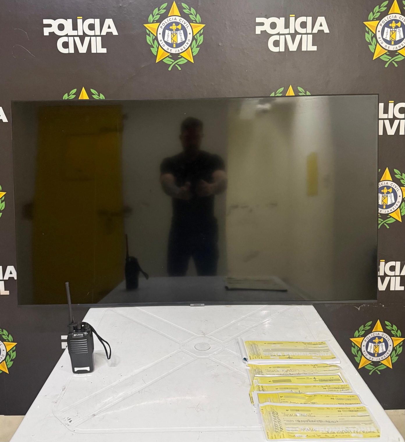 Homem é preso por extorsão após obrigar vítima a trabalhar sob ameaça em Barra Mansa