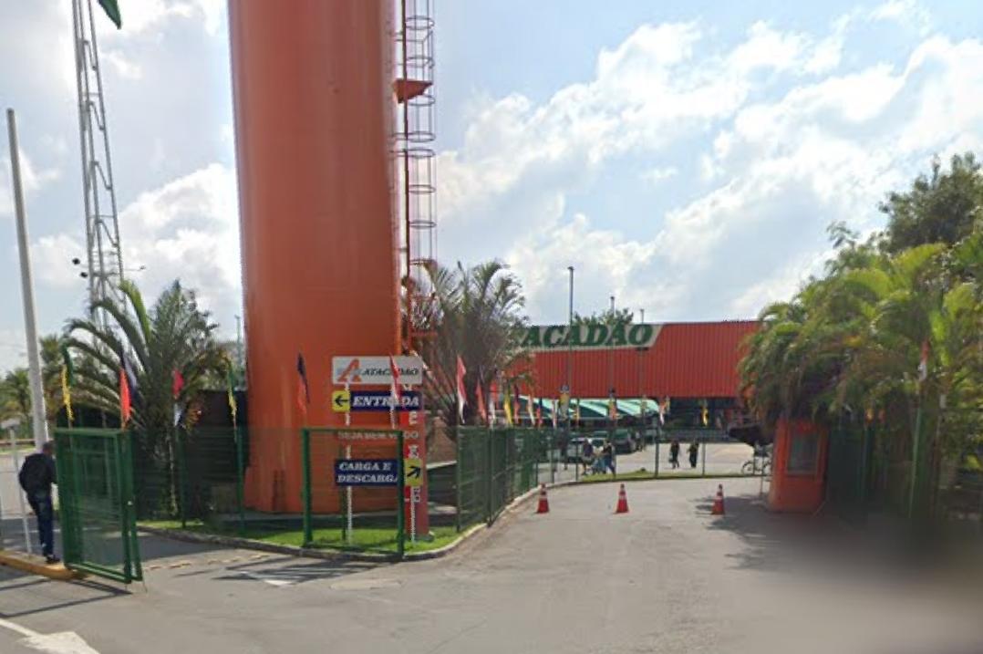 Bandidos invadem atacadista e roubam mercadorias em Volta Redonda