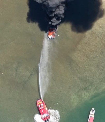Incêndio atinge lancha e deixa dois feridos em Angra dos Reis