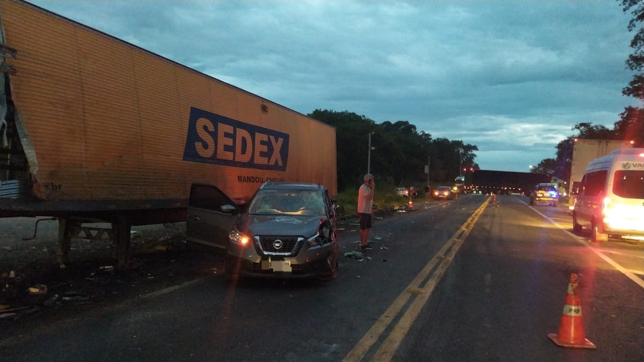 Novo acidente na BR-393: colisão entre carro e carreta deixa sete feridos