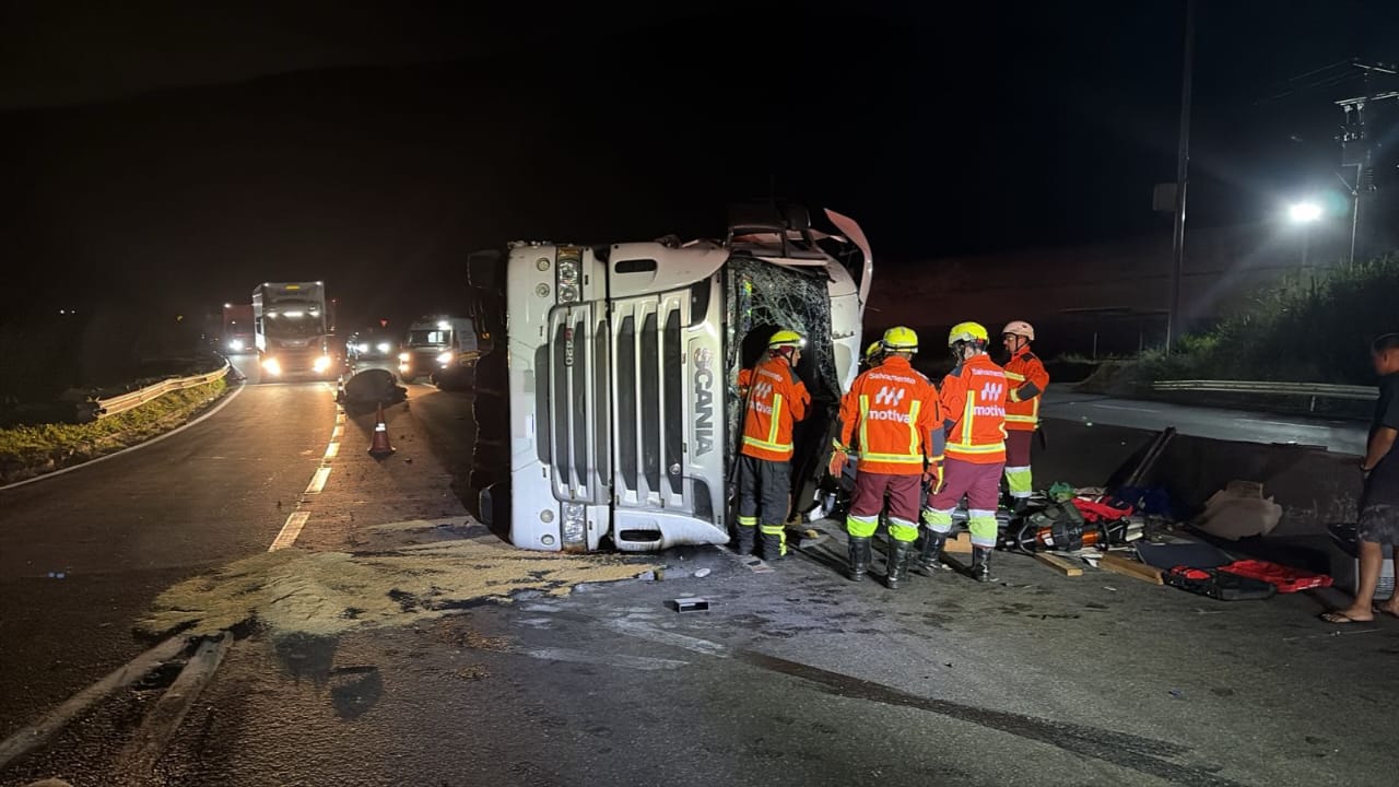 Motorista morre após carreta tombar na Dutra, em Barra Mansa