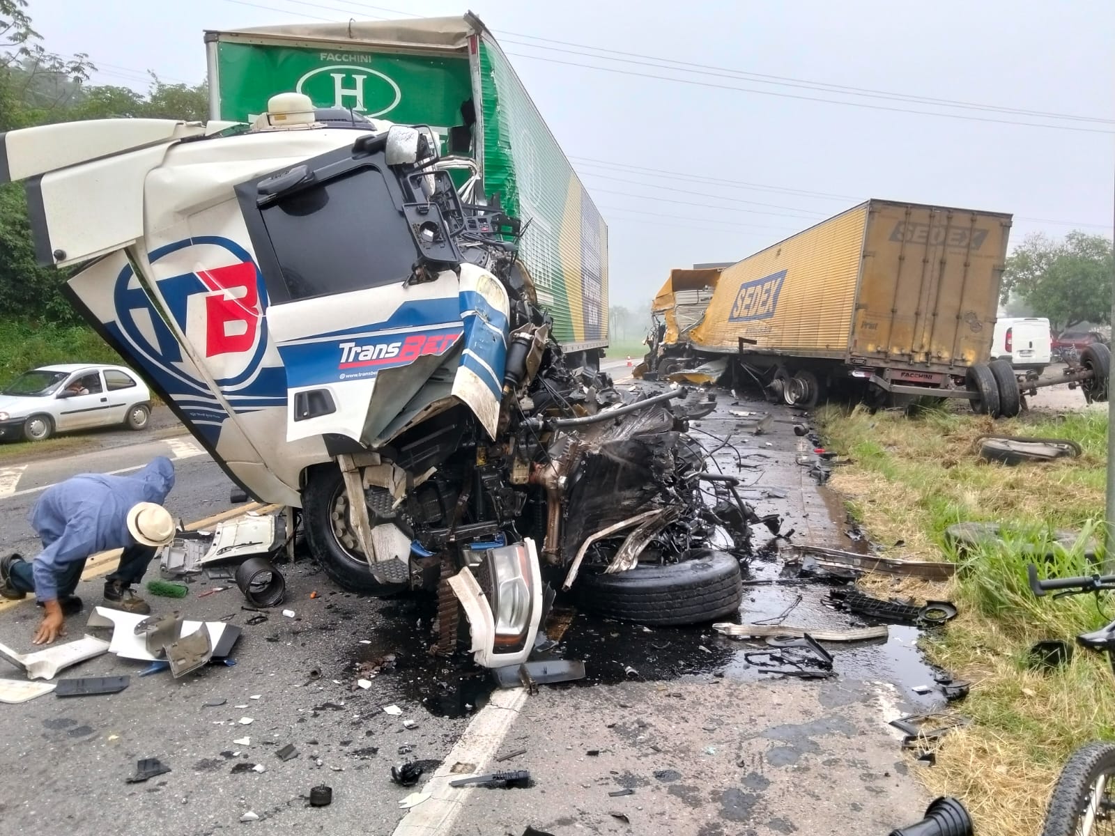 VÍDEO: Acidente grave entre carretas deixa feridos na BR-393; motoristas teriam desviado de buracos na via