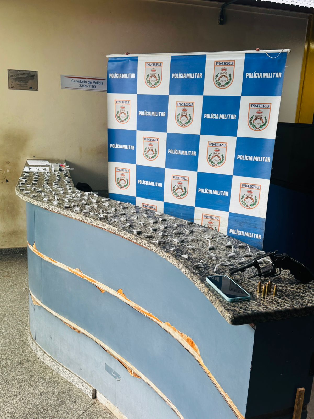 Homem é detido com drogas, arma e munições em Barra Mansa