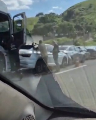 Engavetamento com carreta e quatro carros interdita faixa da Via Dutra em Barra Mansa