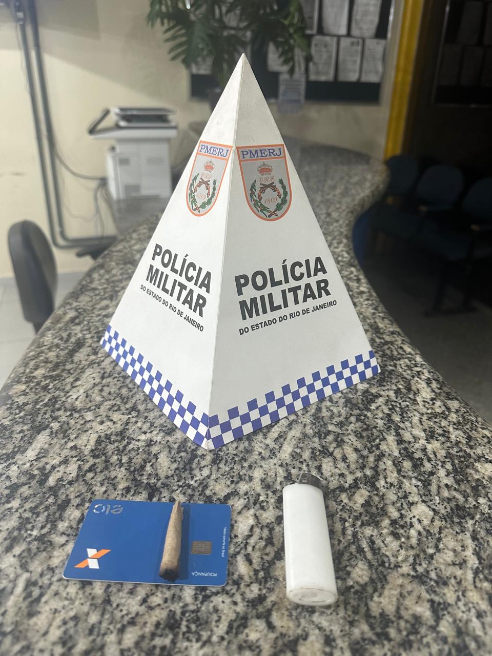 Homem é flagrado usando maconha em via pública e conduzido à delegacia em Pinheiral