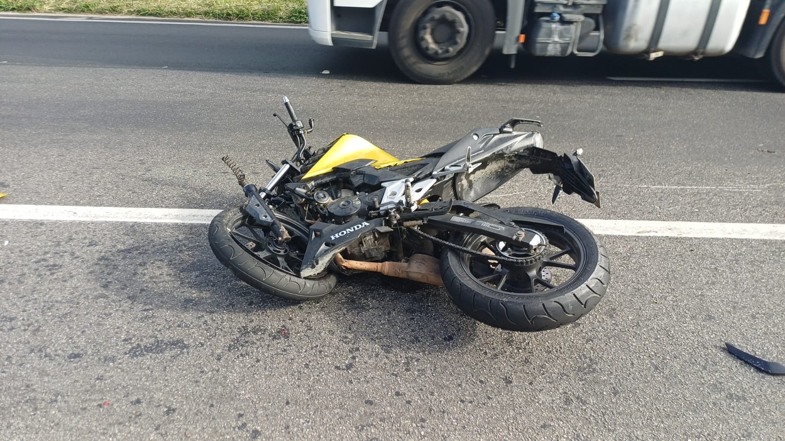 Motociclista morre após colisão com caminhão na Dutra, em Volta Redonda