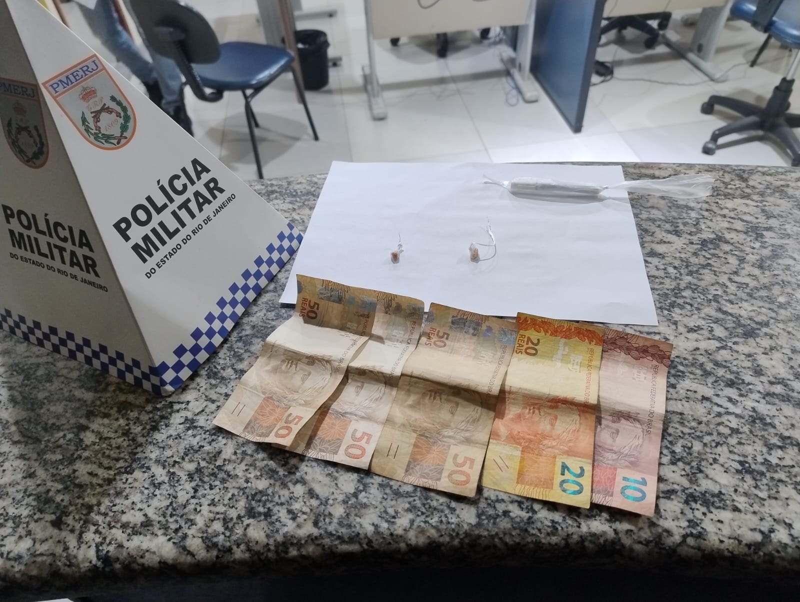 Homem com sete passagens por roubo é flagrado com drogas em Pinheiral