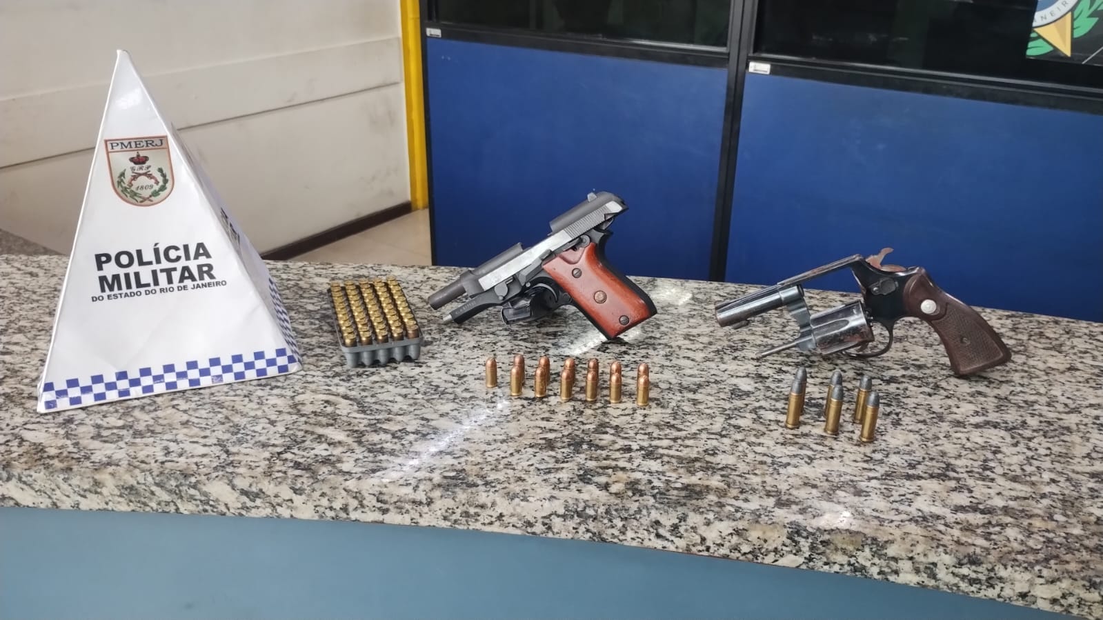 PM apreende pistola e revólver durante diligência judicial em Barra Mansa