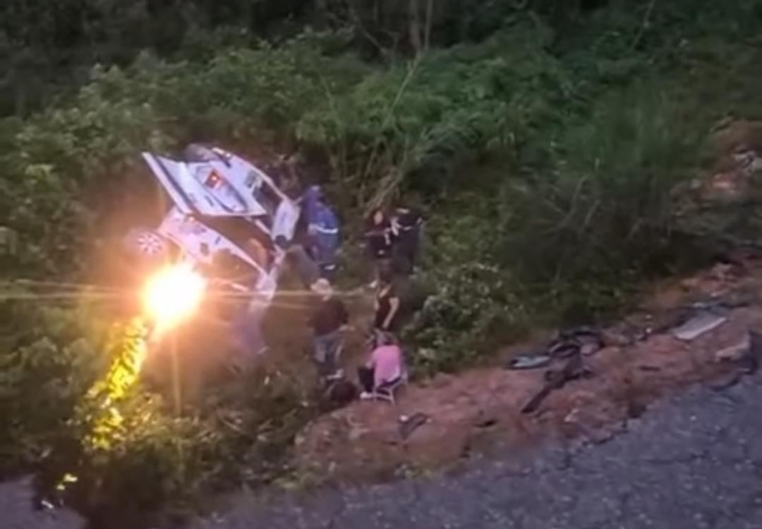 ATUALIZAÇÃO: Acidente com van escolar deixa 11 feridos na RJ-155, em Angra dos Reis