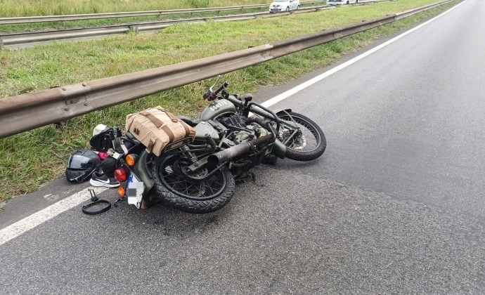 Estouro de pneu provoca queda de motocicleta e deixa duas pessoas feridas em Resende