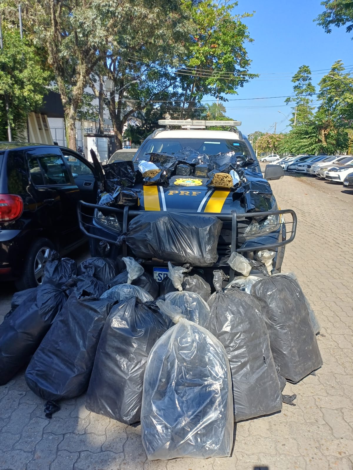 Perseguição na Dutra termina com apreensão de cerca de 100 kg de droga em Resende