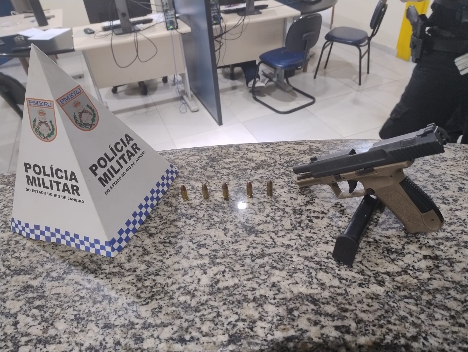Um suspeito é preso e três são identificados após troca de tiros com policiais militares em Pinheiral