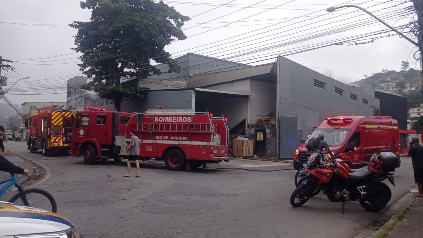 Bombeiros controlam princípio de incêndio próximo a supermercado em Volta Redonda
