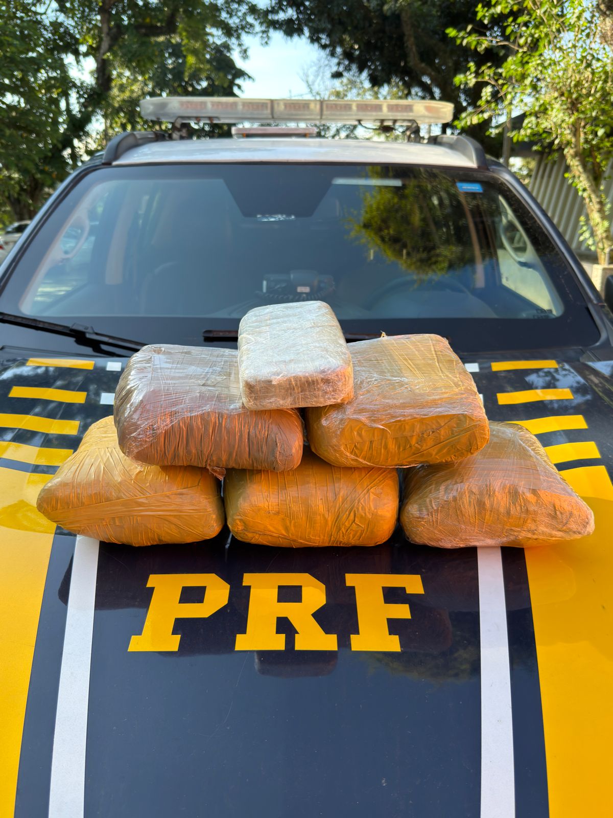 Casal é preso com cerca de 5 kg de drogas durante abordagem da PRF na Dutra, em Resende