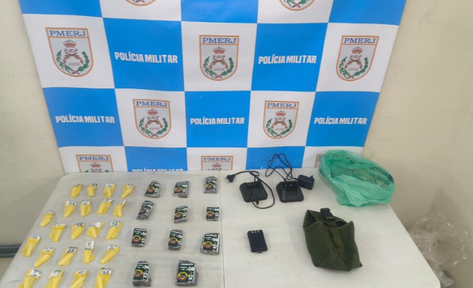 Suspeito foge da PM e abandona drogas e rádios em Volta Redonda