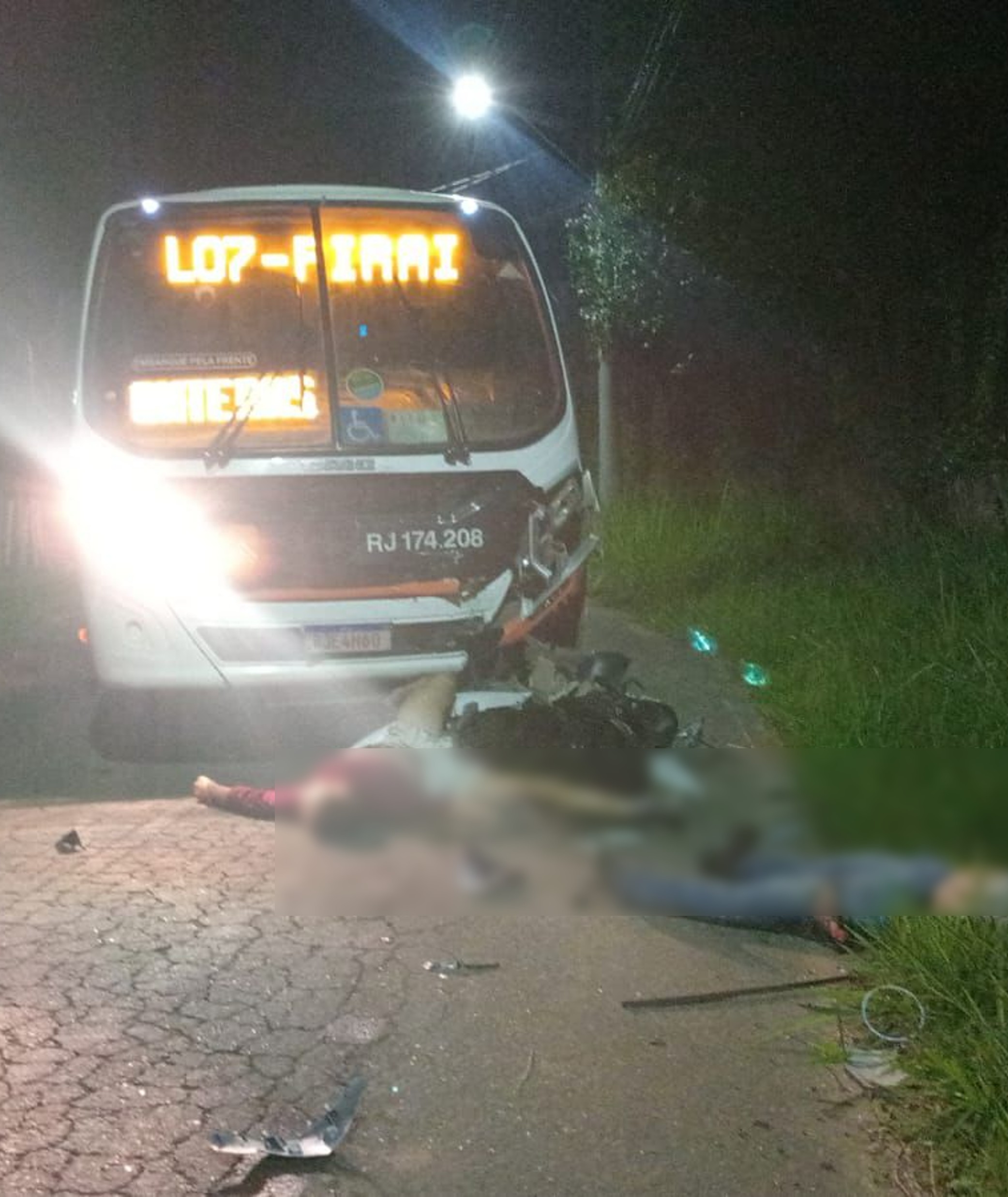 Dois homens morrem em acidente entre ônibus e moto em Piraí