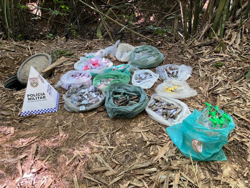 Polícia apreende mais de 2 kg de drogas em área de mata em Resende