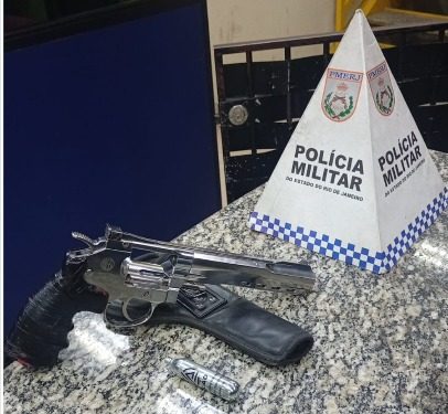 Homem é abordado com réplica de arma durante patrulhamento em Barra Mansa