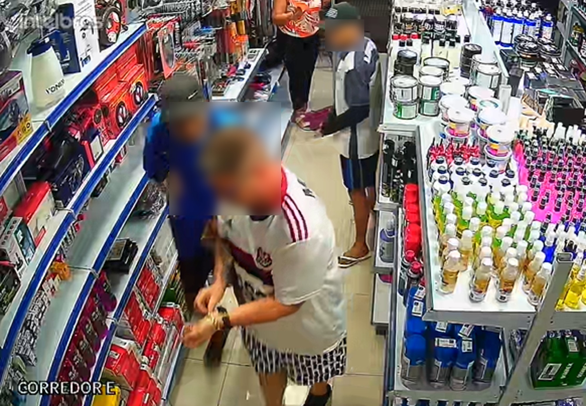 Bandidos roubam pulseira de ouro de comerciante durante assalto no Aterrado