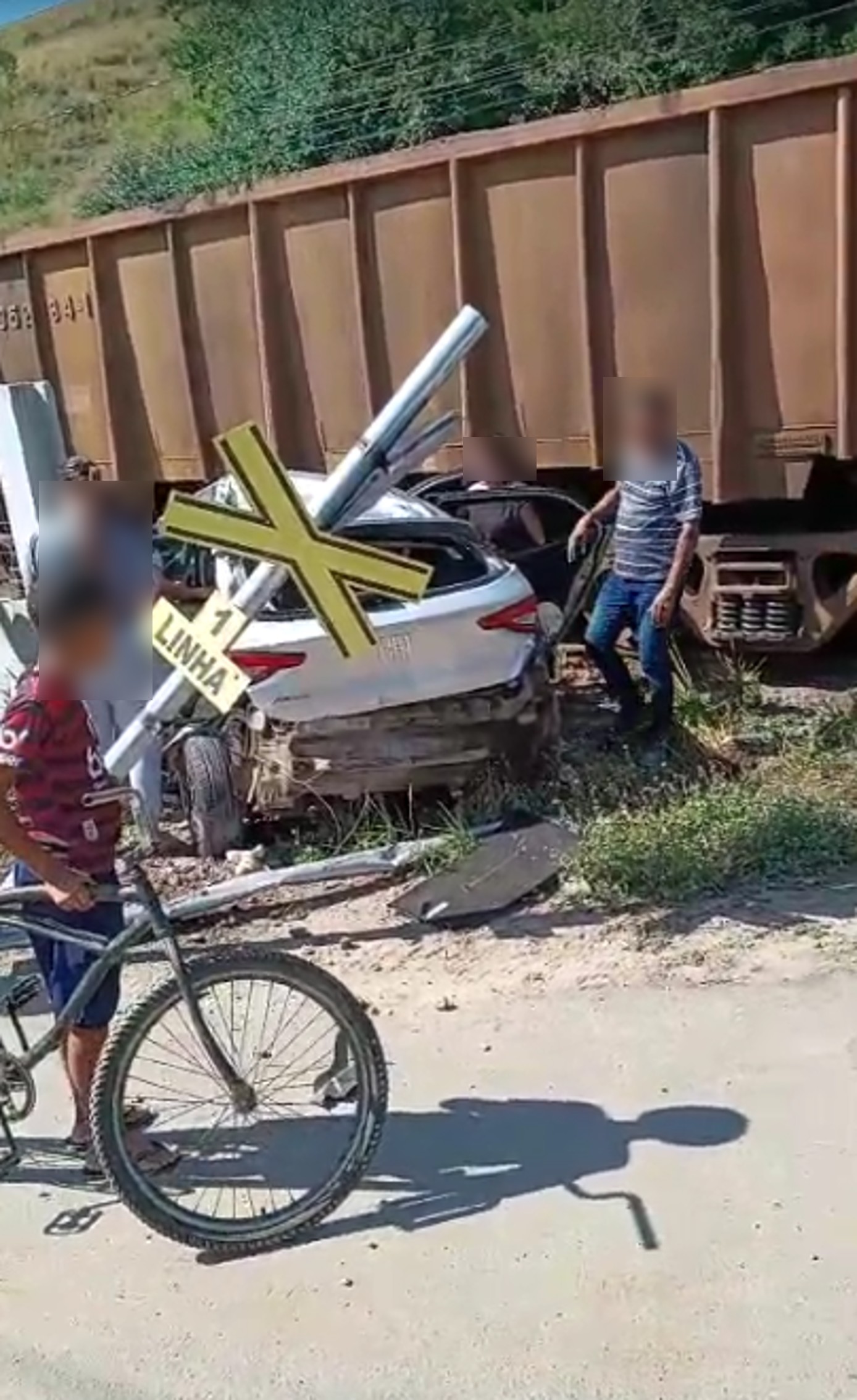 Trem atinge carro em passagem de nível em Vassouras