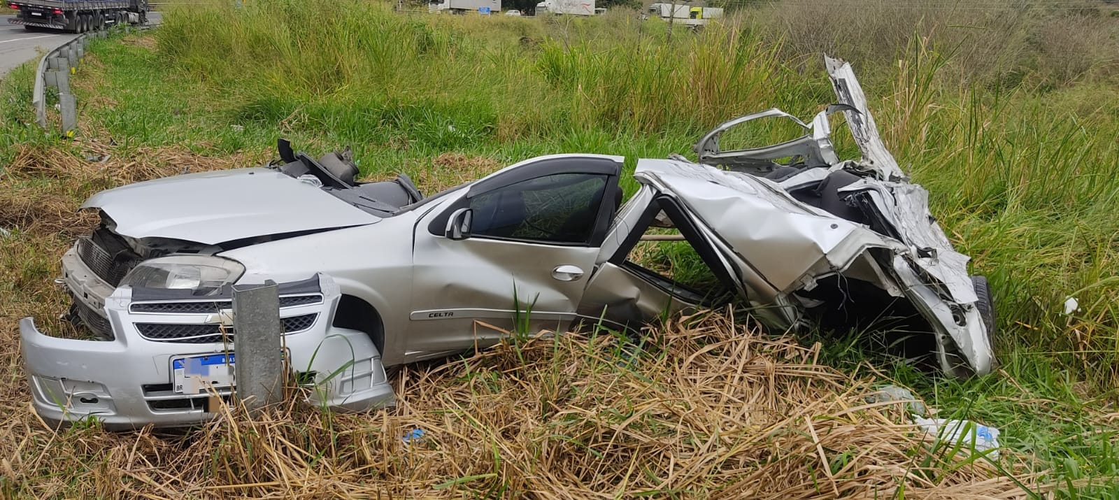 Motorista fica gravemente ferido após carro invadir pista contrária e bater em carreta na BR-393