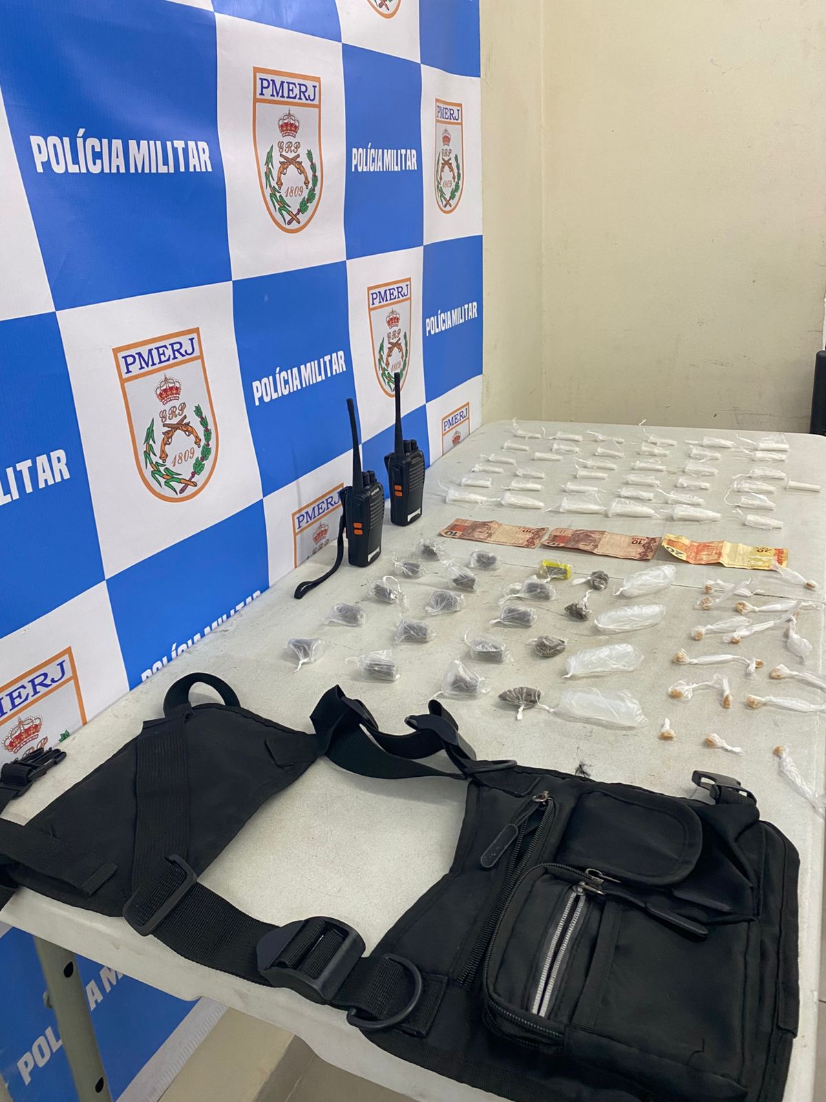Dupla de adolescentes é apreendida por tráfico de drogas em Volta Redonda