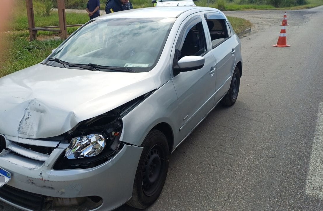 Motorista sem habilitação bate em carreta e é detido em Itatiaia