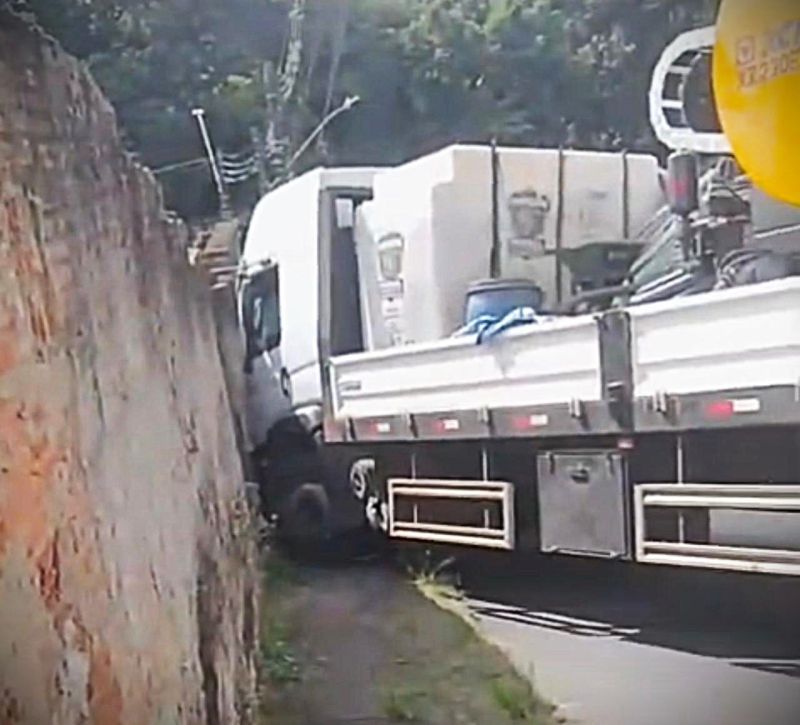 Caminhão bate em muro durante manobra no Centro Histórico de Resende