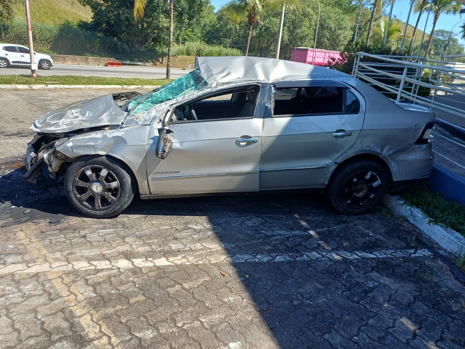 Capotamento na Dutra deixa dois feridos em Itatiaia
