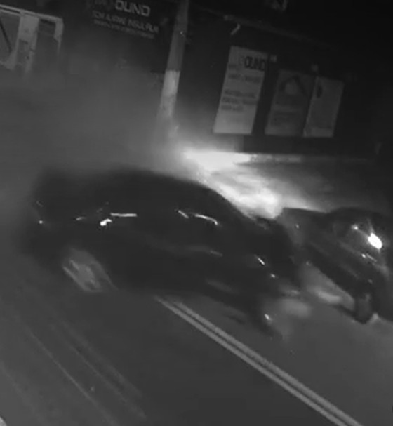 Casal fica ferido após carro atingir muro e fachada de loja em Volta Redonda