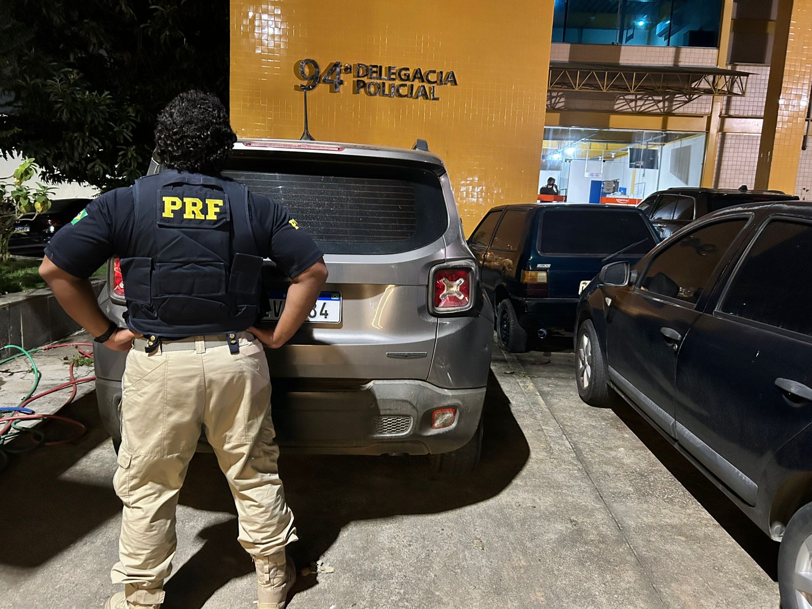 PRF recupera carro roubado e prende motorista com veículo clonado na Via Dutra, em Piraí