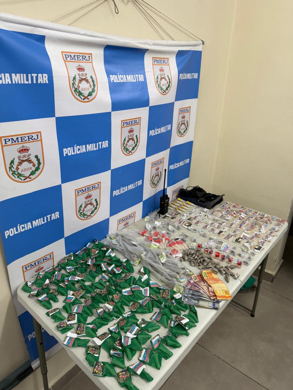 Homens são presos e adolescente é apreendida por tráfico de drogas em dois bairros de Barra Mansa