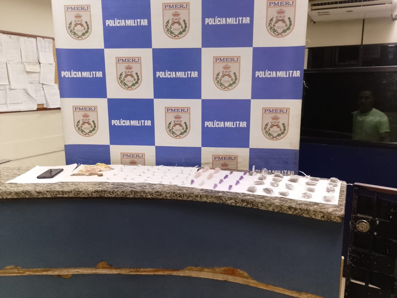 Homem é levado à delegacia após indicação de pontos de drogas em Barra Mansa