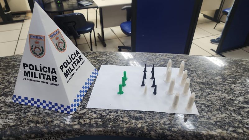 Homem é preso por tráfico após denúncia sobre imóvel abandonado em Quatis