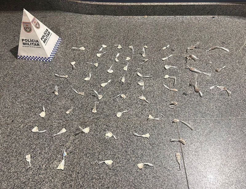 Polícia apreende drogas escondidas em cano durante ação em Valença