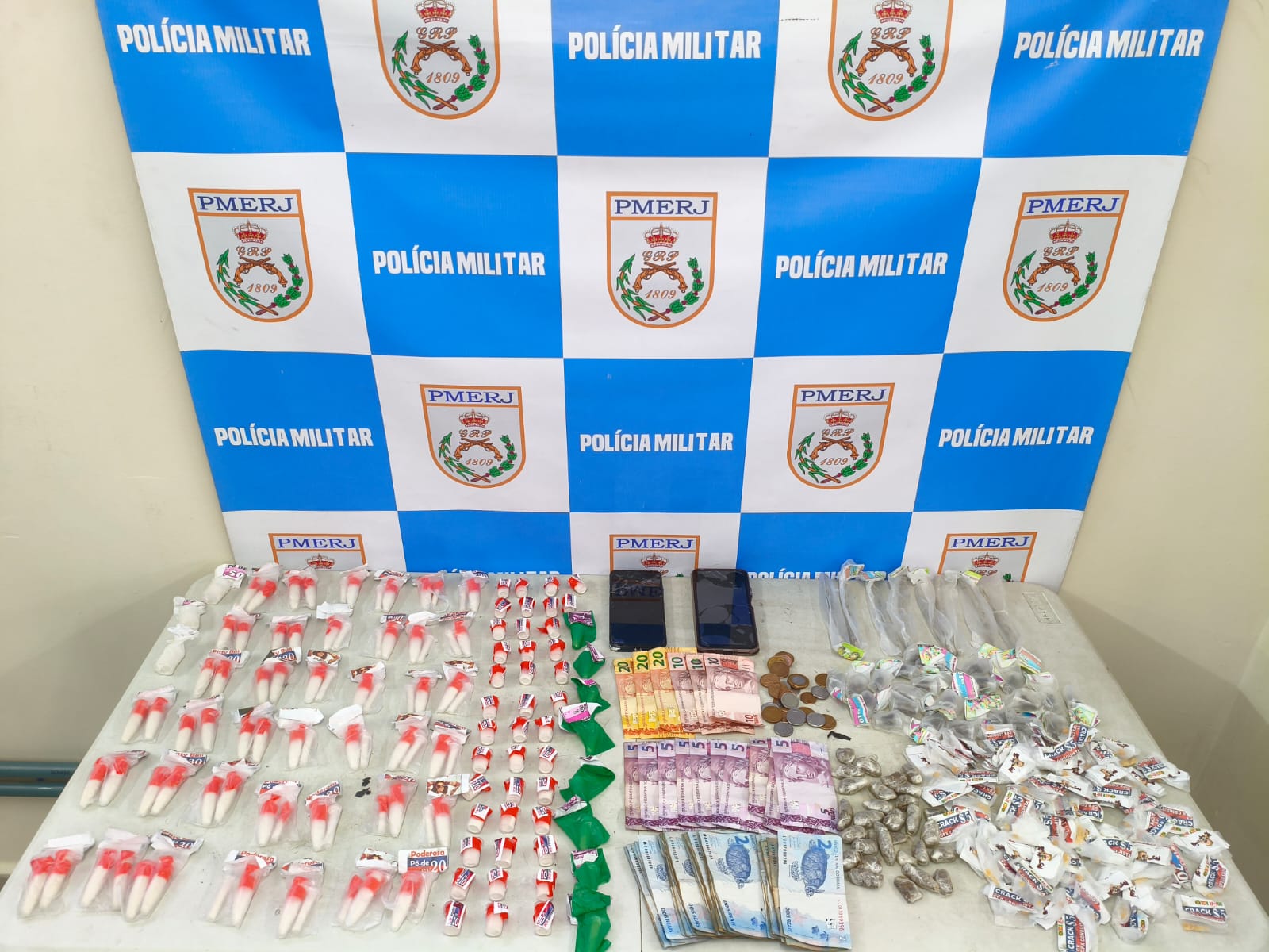 Dupla “roda” por tráfico de drogas em Volta Redonda