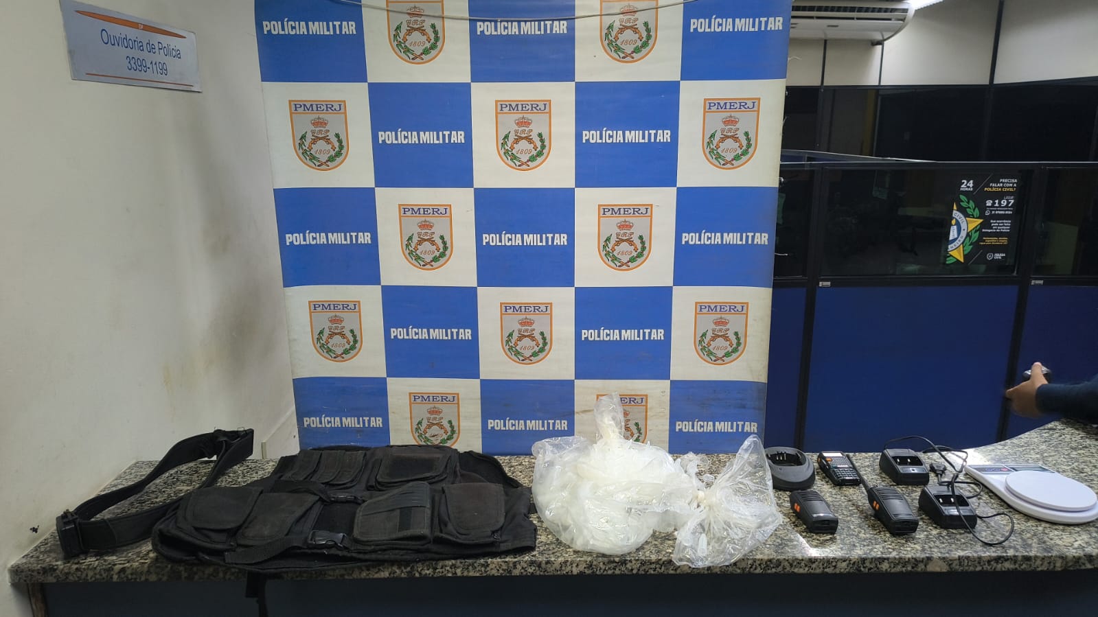 PM reage a ameaça armada e apreende equipamentos do tráfico no Paraíso