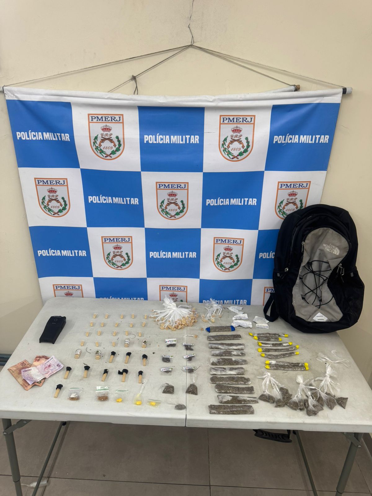 Suspeito é preso e adolescente apreendido com drogas no bairro Coqueiros