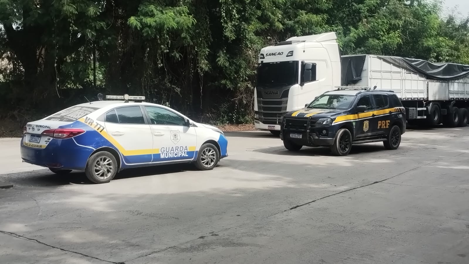 Motorista é detido na CSN após retirar caminhão apreendido pela PRF de pátio na BR-393