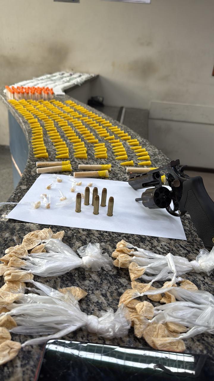 Operação no bairro Nova Esperança termina com dois detidos, arma e grande quantidade de drogas apreendidas
