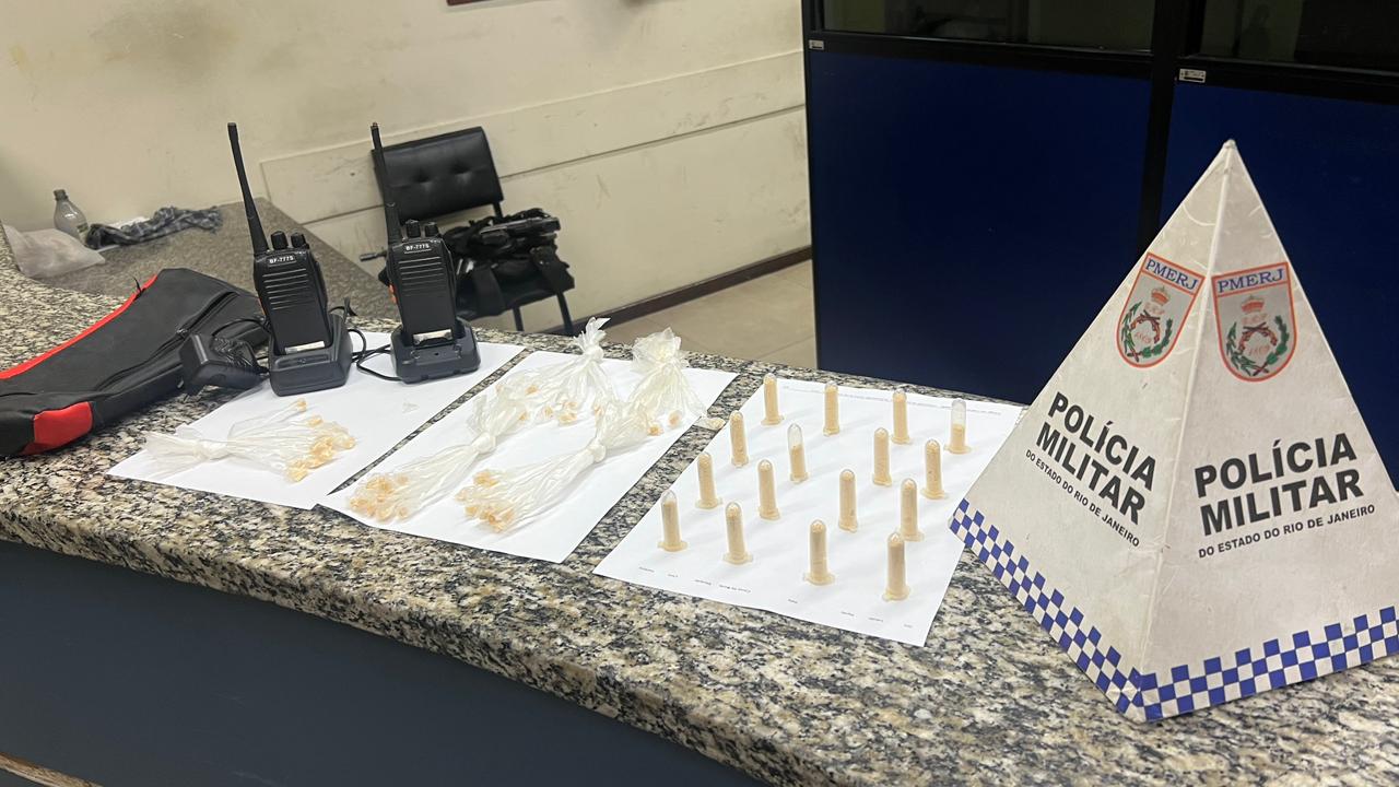 PM apreende drogas e rádios comunicadores em duas ações em Barra Mansa