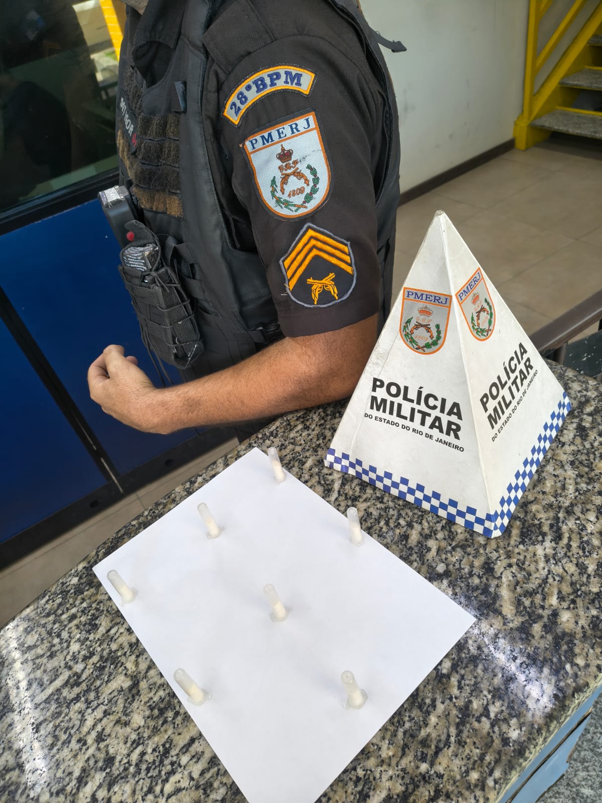 Suspeito é preso por tráfico no Roberto Silveira e drogas são apreendidas na Estamparia em Barra Mansa