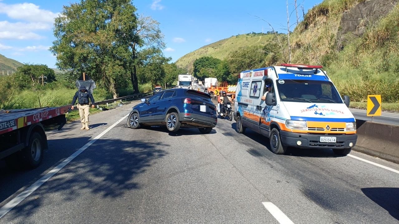 Motorista perde controle e bate em defensa metálica na Dutra, em Barra Mansa