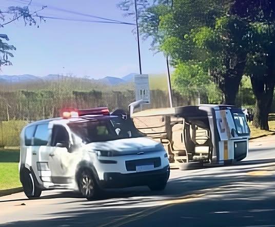Van escolar capota após colisão com ônibus em Porto Real