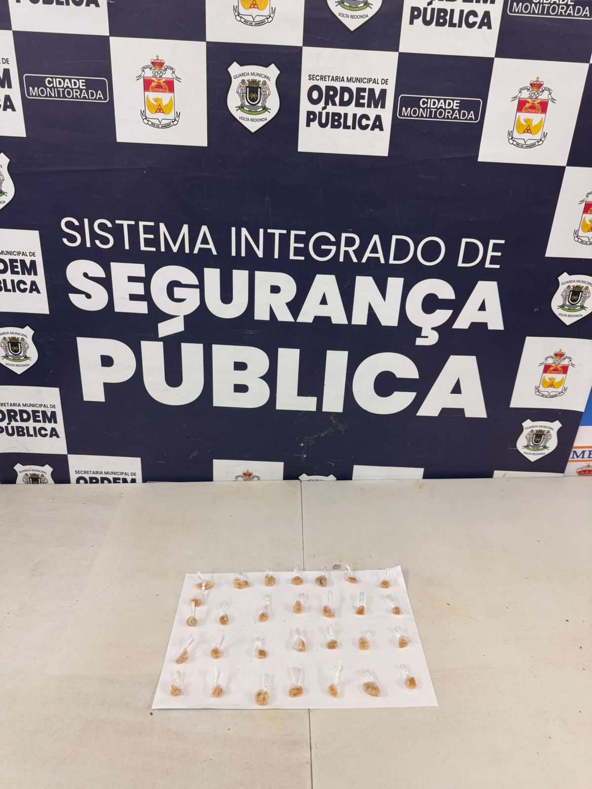 Adolescente é apreendido com 29 pedras de crack em Volta Redonda