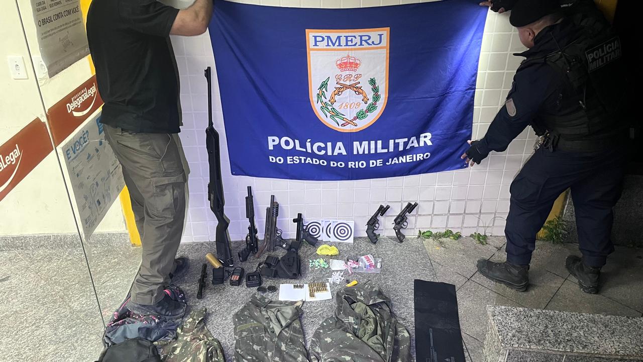 Polícia Militar prende dois suspeitos por tráfico e apreende arsenal e drogas em Itatiaia