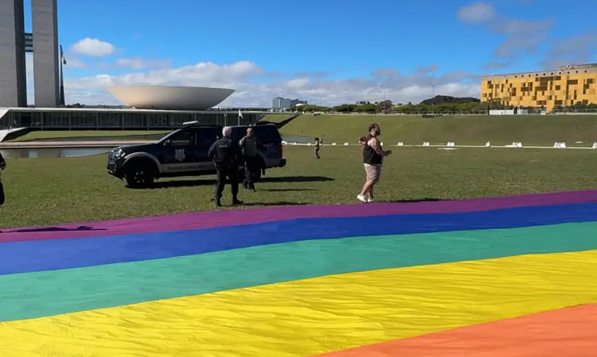 Polícia legislativa proíbe bandeira LGBTQIA+ em gramado do Congresso Nacional