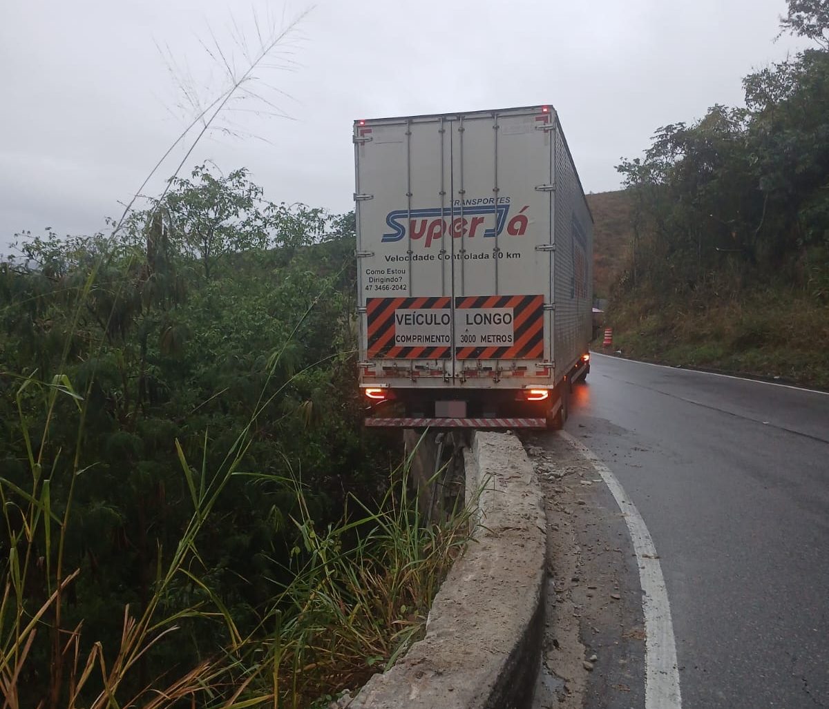 Acidente com carreta provoca interdição parcial e congestionamento na Serra das Araras