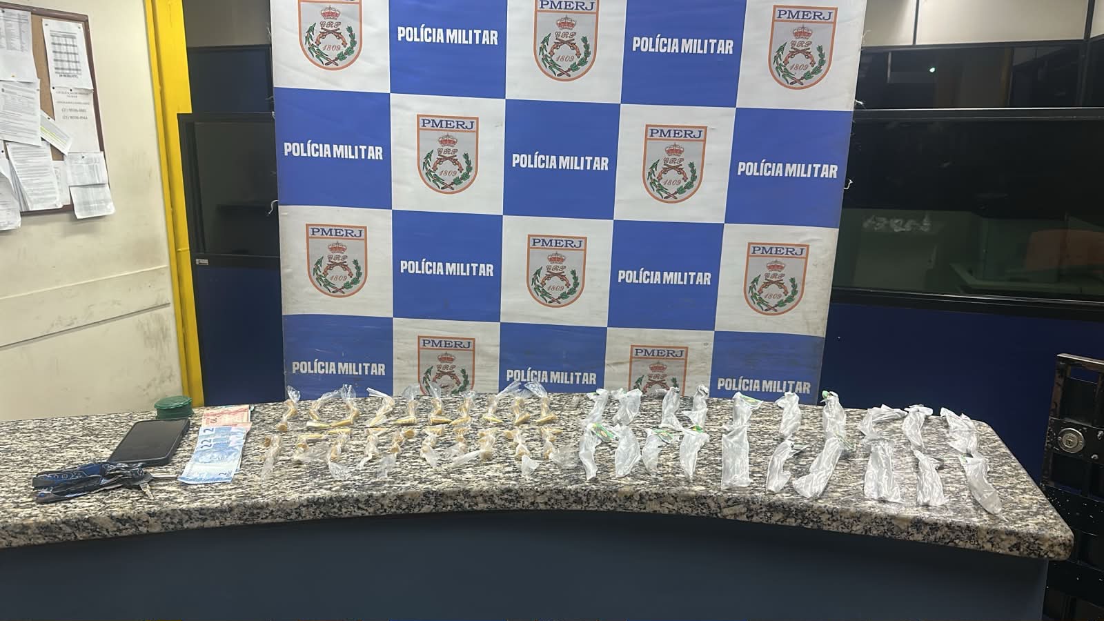 PM apreende drogas em duas ocorrências e prende um suspeito em Barra Mansa