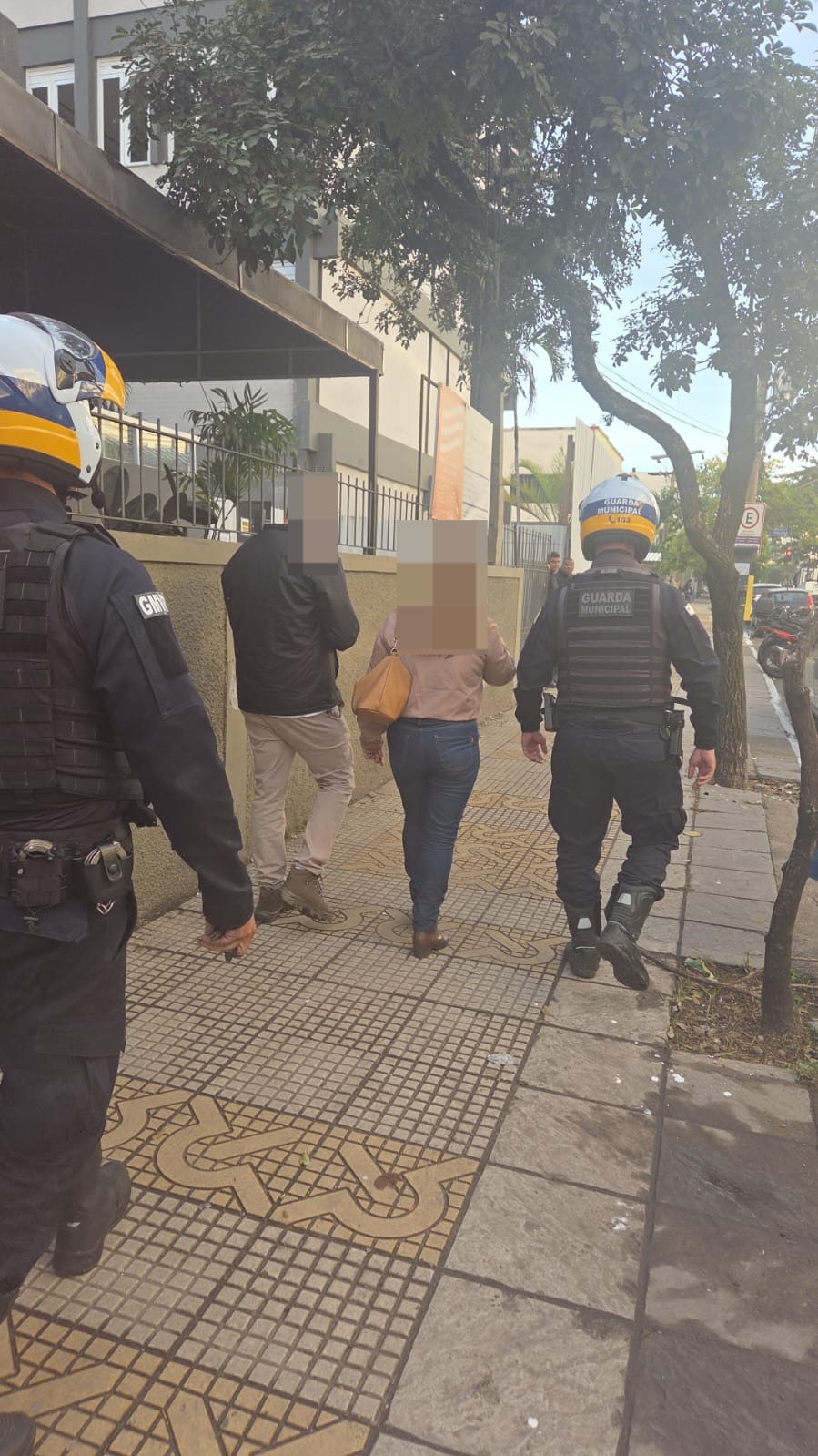 Guarda Municipal de Volta Redonda captura foragido da Justiça e apreende moto sem placa e com sinais de violação